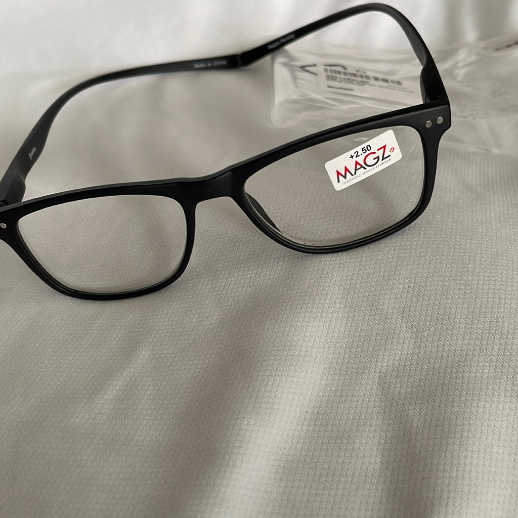 Magnetic Reading Glasses 2.50. Brand New